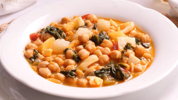 Espinacas con garbanzos y bacalao frito castro del rio