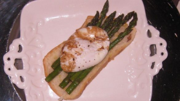 Espárragos con huevo escalfado peñaflor sevilla